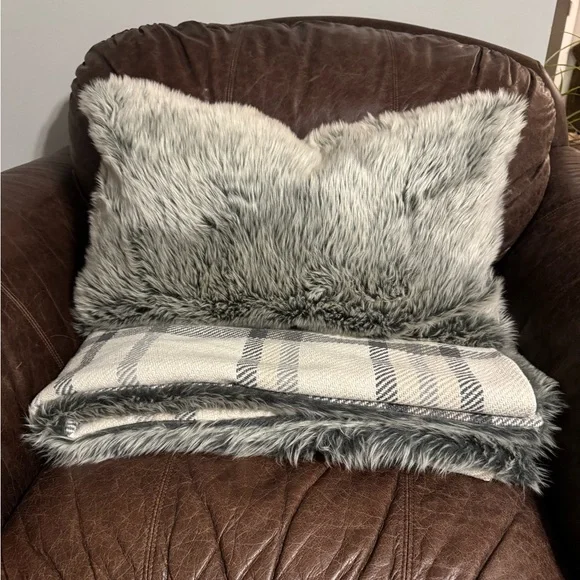 Pottery barn cream and gray plaid pillow/throw blanket set - Picture 7 of 7